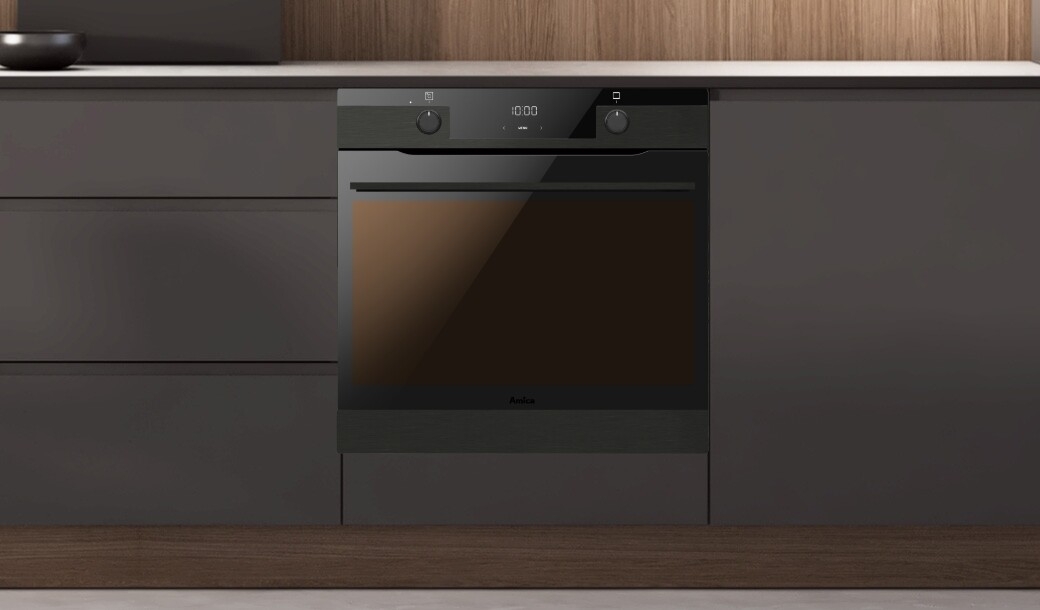  Piekarnik Amica w pozycji włączonej w ciemnej zabudowie kuchennej bez uchwytów