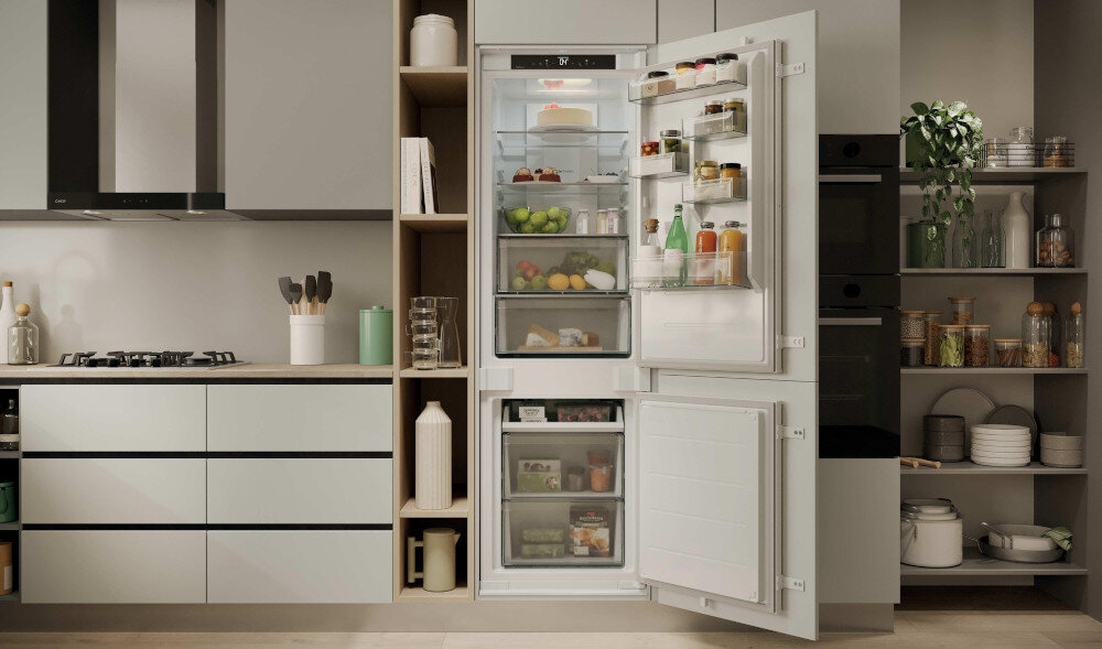 LODÓWKA CANDY ECNBQT3518E FRESCO 400 wizualizacja front otwarta wnętrze półki szuflady