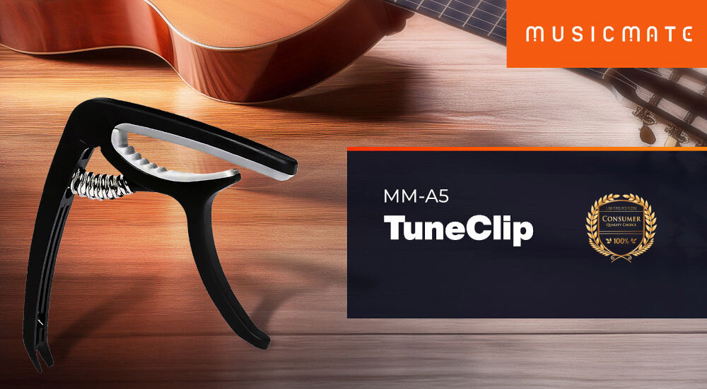 Kapodaster MUSICMATE MM-A5 Tuneclip Czarny
							dostosuj brzmienie, produkt, gitara, logo producenta w pomarańczowym prostokącie, nazwa modelu w ciemnym prostokącie