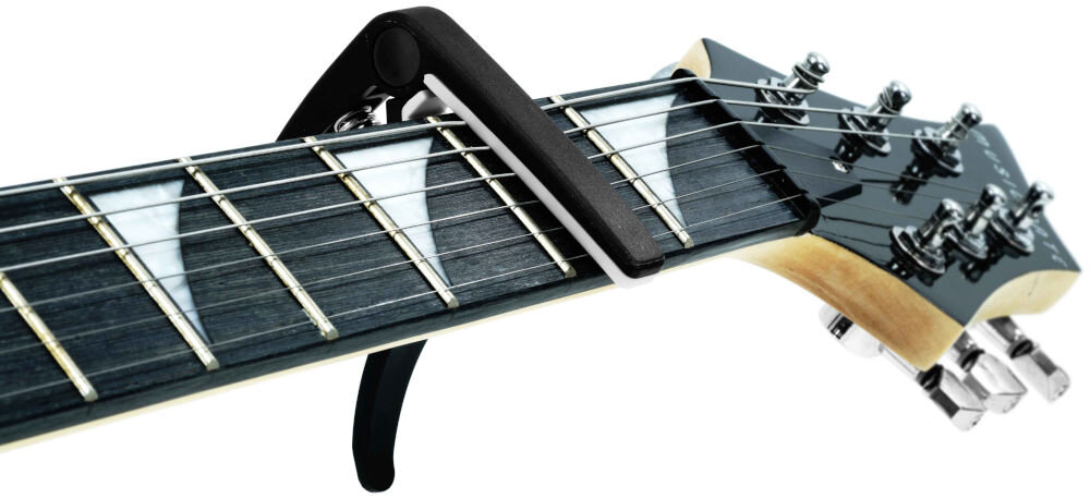 Kapodaster MUSICMATE MM-A5 Tuneclip Czarny
					precyzyjna zmiana tonacji, szybka i dokładna zmiana brzmienia instrumentu, solidna konstrukcja, mocna sprężyna, pasuje do gitar
					elektrycznych, akustycznych, klasycznych oraz ukulele,
					gryf z przyczepionym produktem na białym tle