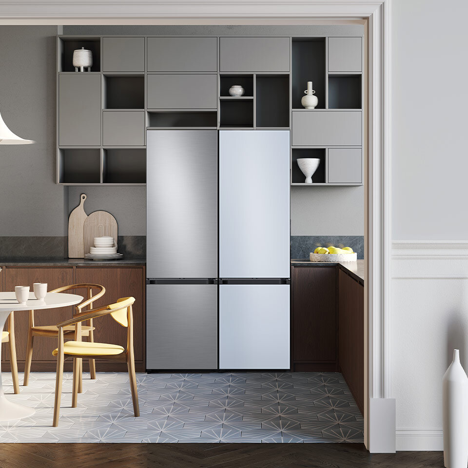 Spójnie skomponowany system modułowy złożony z dwóch dwudrzwiowych lodówek Samsung