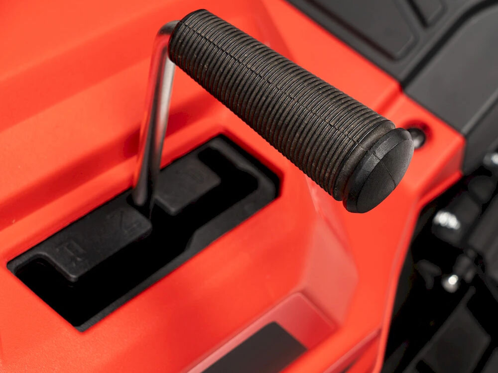 Traktor ogrodowy NAC TRR61-224R-RC-RO, cvt, jazda, sterowanie, płynność, Dźwignia zmiany biegów w traktorku ogrodowym.