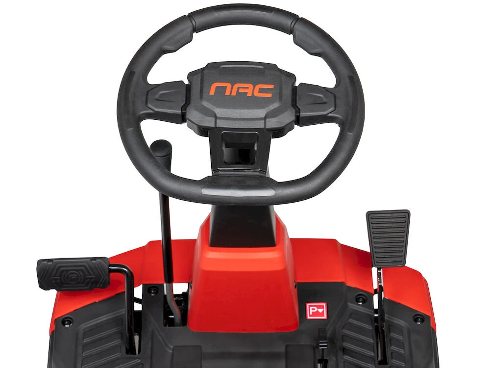 Traktor ogrodowy NAC TRR61-224R-RC-RO, fotel, ergonomia, komfort, prowadzenie, Widok z góry na kierownicę i pedały traktorka.