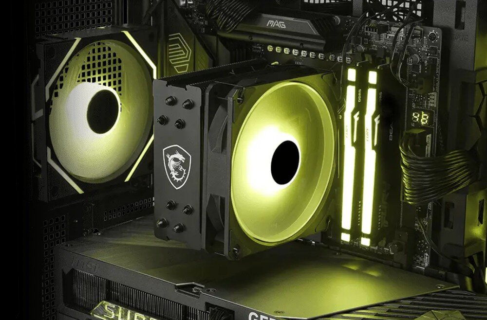 Komputer MAD DOG Powered By MSI FORGE112R-A04DR32 Wnętrze komputera z widocznym chłodzeniem procesora z dużym wentylatorem podświetlonym na żółto, pamięcią RAM z podświetleniem i kartą graficzną, chłodzenie procesora, wentylator, ciepłowody, podświetlenie