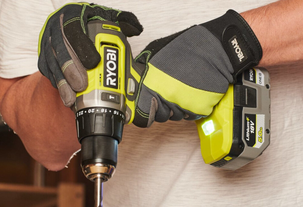 Wiertarko-wkrętarka RYOBI RPD18BL-2C20S solidny uchwyt niewielka konstrukcja w profesjonalnych warsztatach w warunkach domowych ergonomiczna rekojesc antyposlizgowa okladzina