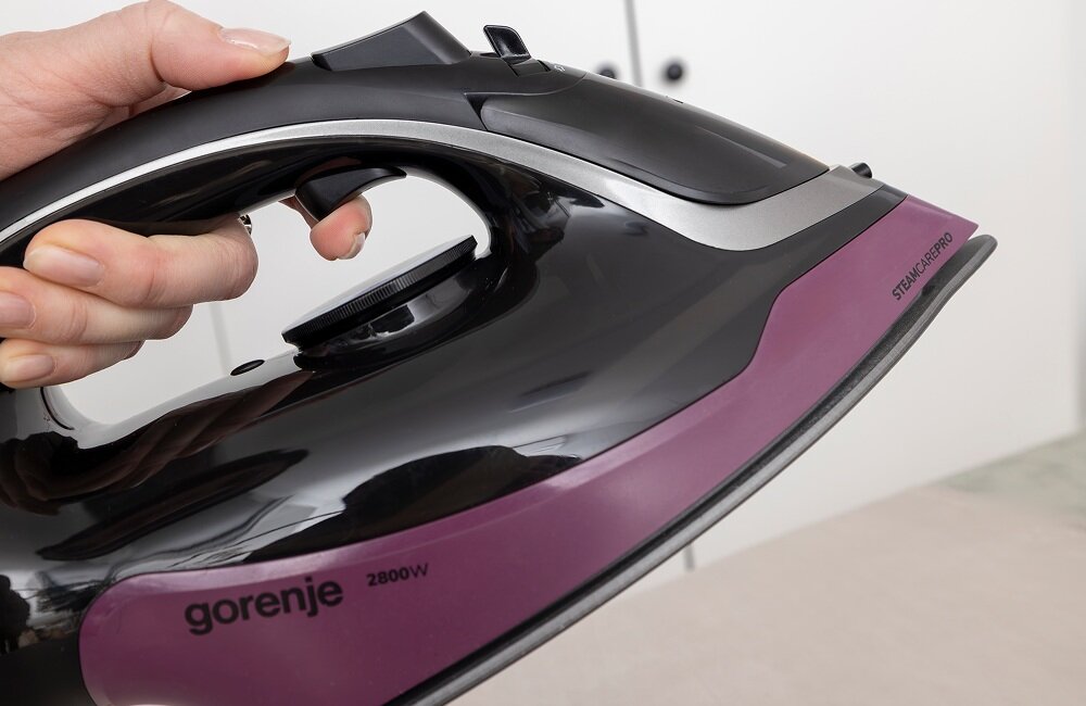Żelazko parowe GORENJE SIK2800BKV pojemny zbiornik wody, dłuższe prasowanie bez uzupełniania wody, wyjątkowa wydajność