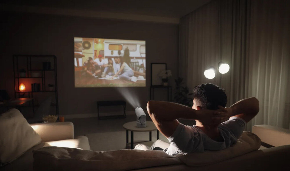 Projektor KIANO Vision 2 przenośny lekki 1920x1080 FHD do domu i pleneru, projektor stojący na stoliku, wyświetlający obraz na ścianie