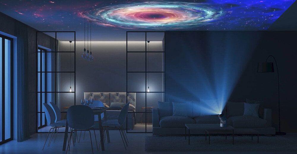 Projektor KIANO Vision 2 projekcja gwiazd sufit efekt planetarium, projektor stojący na stoliku w salonie, wyświetlający gwiazdozbiór