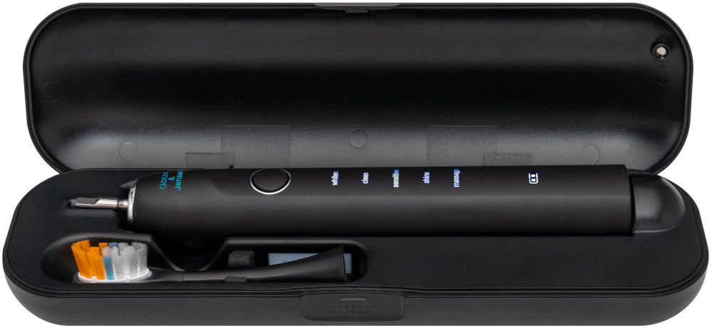 Szczoteczka soniczna GÖTZE & JENSEN ST955 etui sterylizujące UV lampa 265-280 nm 5 minut dezynfekcja USB-C ładowanie Szczoteczka soniczna Götze & Jensen ST955 i jedna końcówka umieszczone w czarnym etui podróżnym.