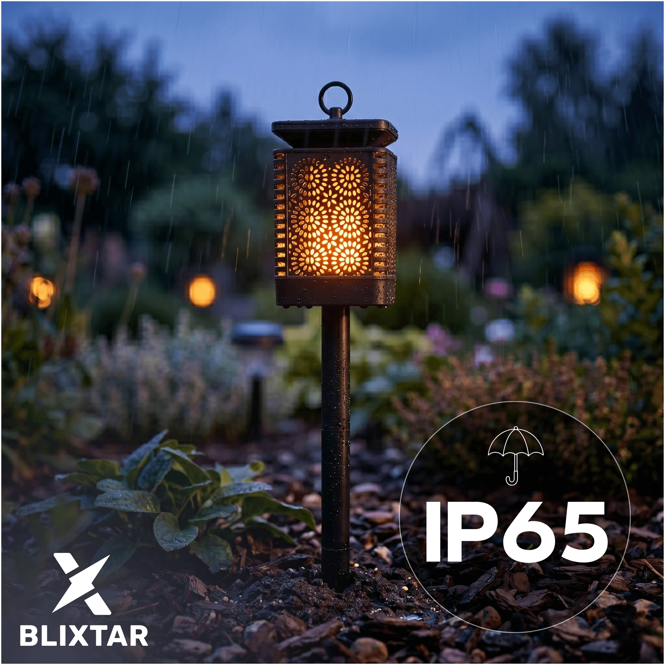 Na obrazie widoczna jest lampa solarna w ogrodzie, emitująca ciepłe światło, z efektem płomienia. W dolnym rogu znajduje się logo \'BLIXTAR\' oraz symbol parasola z oznaczeniem \'IP65\'.