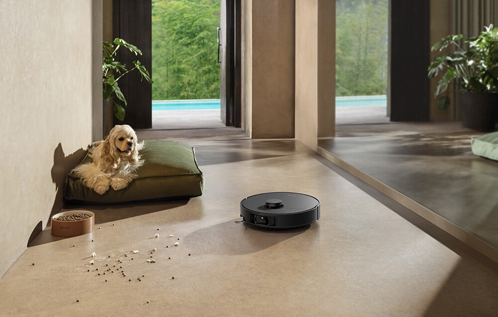 Robot sprzątający DREAME Matrix 10 Pro Czarny zdjęcie lifestyle System Vormax siła ssania do 30 000 Pa  kurz, sierść i inne zabrudzenia  Podwójna szczotka główna HyperStream gumowy wałek TPU i szczotkę z nylonowym włosie Szczotka boczna z materiałów PC i ABS SideReach™