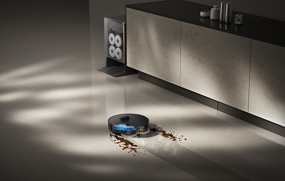 Robot sprzątający DREAME Matrix 10 Pro Czarny zdjęcie lifestyle Stacja czyszcząca PowerDock Wielofunkcyjna stacja  System ThermoHub 20 dysz temperatura zbiorniki pojemność trzy rodzaje płynów System Auto-Empty  kurz do worka 3,2 l