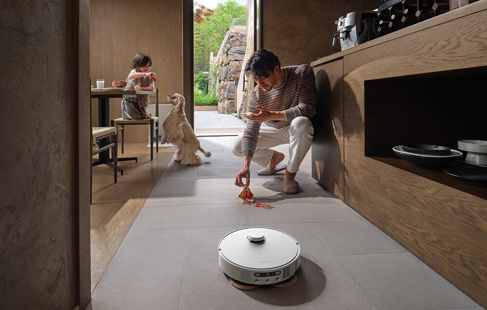 Robot sprzątający DREAME Matrix 10 Pro Biały zdjęcie lifestyle Dokładne mopowanie krawędzi System Dual Omni-Scrub obracające się pady (165 RPM) z naciskiem 8N  Technologia MopExtend™ RoboSwing Funkcja nachylenia padów o 10°  pionowy ruch w zakresie 3 mm