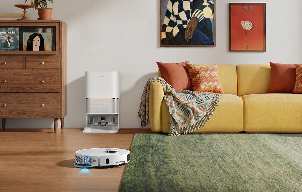 Robot sprzątający DREAME L50 Ultra AE Biały zdjęcie lifestyle Moc, która robi różnicę System Vormax™ siłę ssania 28 000 Pa z podłóg i dywanów