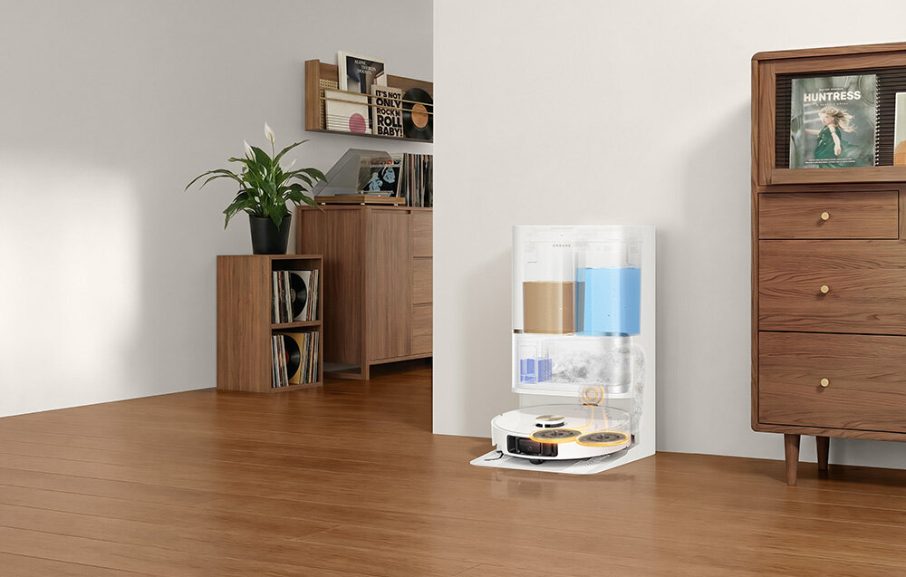 Robot sprzątający DREAME L50 Ultra AE Biały zdjęcie lifestyle Automatyczna obsługa Stacja Smart PowerDock Opróżnia pojemnik na kurz do worka 3,2 l uzupełnia wodę w zbiorniku 4,5 l odprowadza brudną wodę do zbiornika o pojemności 4,0 l  dozuje detergent i suszy pady mopujące