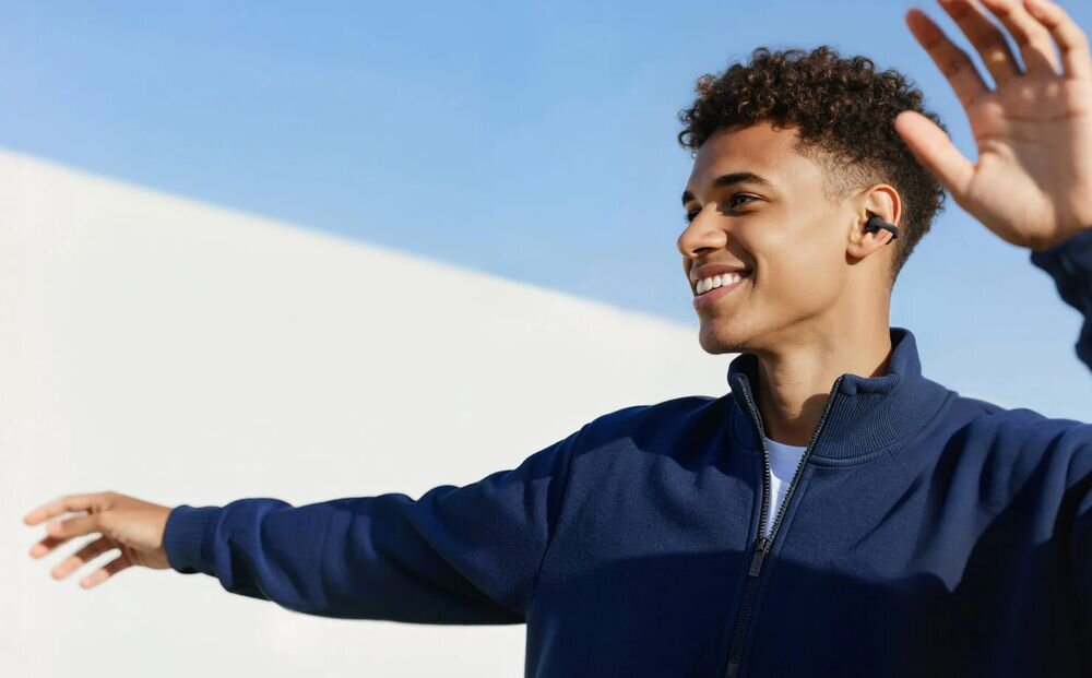 SOUNDCORE C50I Clip otwarta konstrukcja ucha brak ucisku dopasowanie ergonomiczne komfort użytkowania, osoba z założonymi słuchawkami powietrznymi