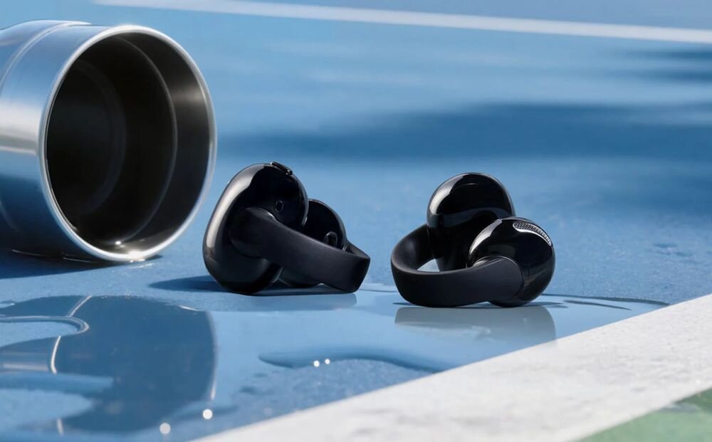 SOUNDCORE C50I Clip IP55 odporność na pot deszcz kurz sport użytkowanie na zewnątrz, słuchawki oblane wodą leżące na korcie tenisowym