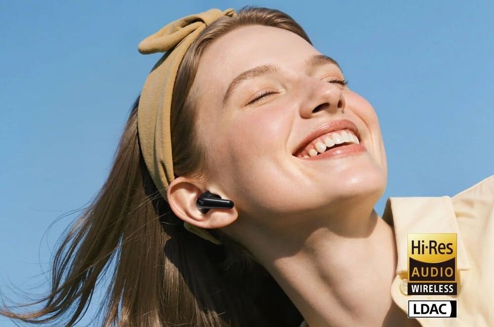 SOUNDCORE R60I ANC Hi-Res Audio szczegółowy dźwięk lepsza jakość audio słuchawki bezprzewodowe, osoba z założonymi słuchawkami dokanałowymi