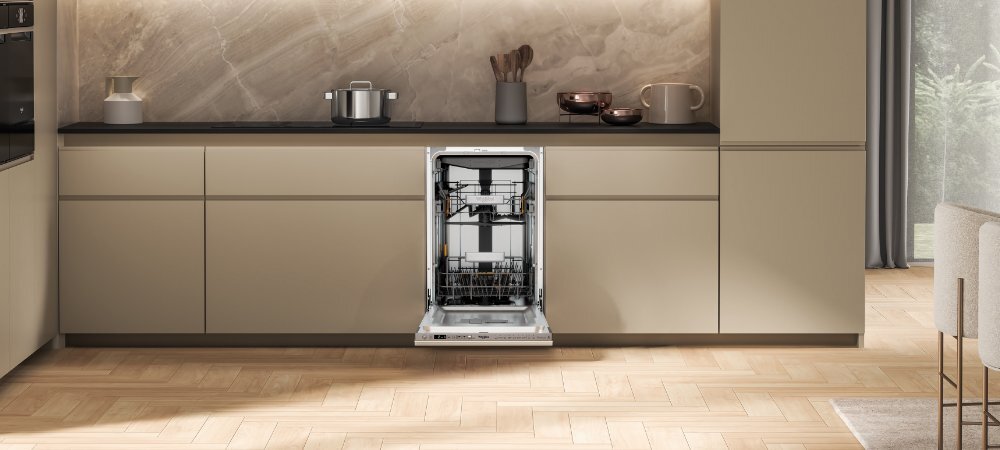 ZMYWARKA WHIRLPOOL WH6IA10BS7L0 wizualizacja lifestyle kuchnia zabudowa jasne wnętrze szafki kuchenne beżowe zmywarka front otwarta pusta kosze Funkcje ułatwiające obsługę udogodnienia intuicyjny cyfrowy panel sterowania Light on the floor opóźniony start trzeci kosz trwała higieniczna komora stal nierdzewna