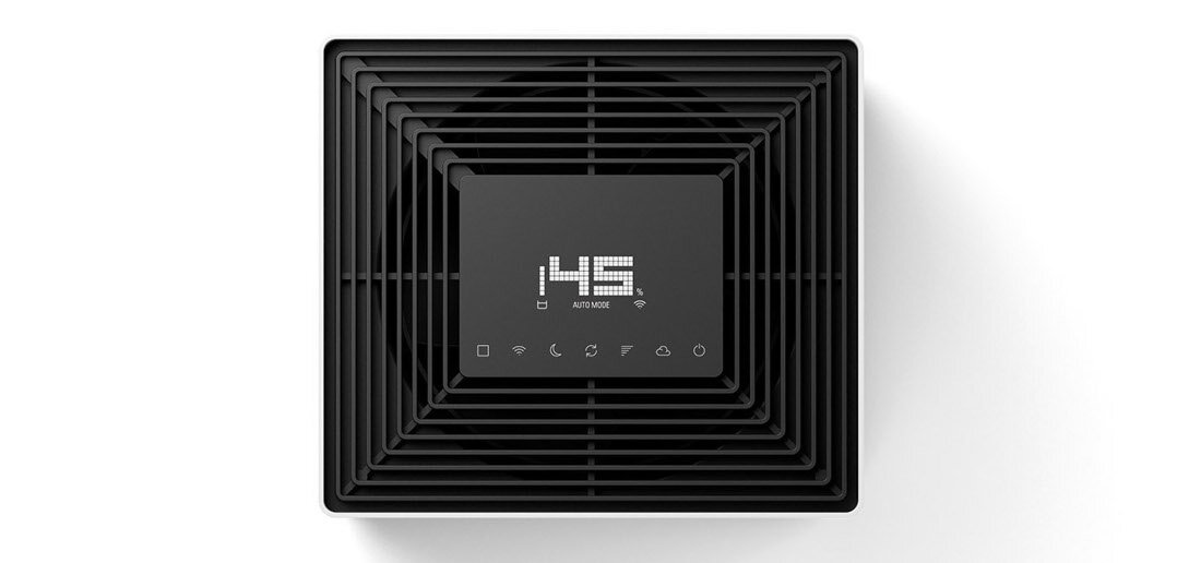 Czarny panel z wyświetlaczem pokazującym \'45 AUTO MODE\' oraz ikonami poniżej. Panel otoczony jest kratką wentylacyjną.