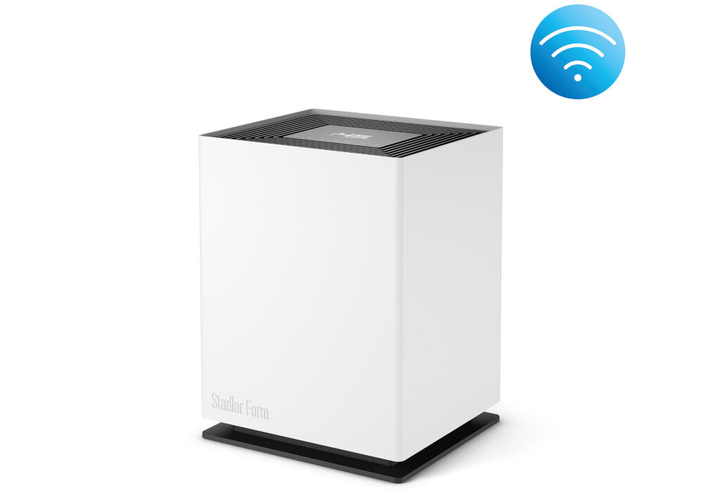 Biały nawilżacz ewaporacyjny o prostokątnym kształcie z widocznym logo \'Stadler Form\' na przedniej części. Obok urządzenia znajduje się niebieska ikona symbolizująca łączność bezprzewodową.