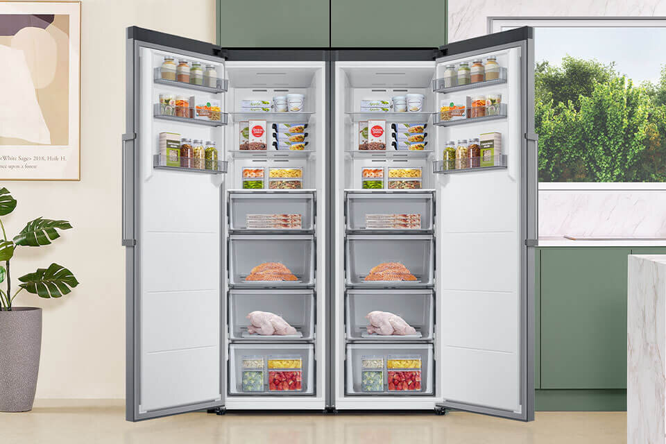 dostępna w sklepach Media Expert jednodrzwiowa zamrażarka Samsung z możliwością przekładania drzwi