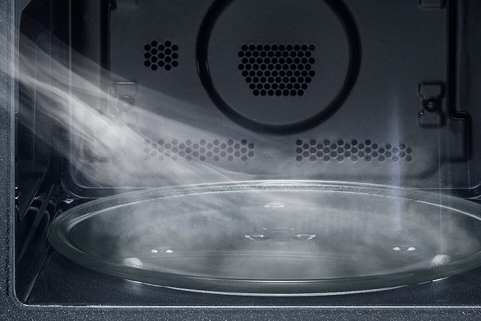 Zdjęcie przedstawia wydmuchiwanie aromatów wcześniej przyrządzanych potraw z wnętrza mikrofali