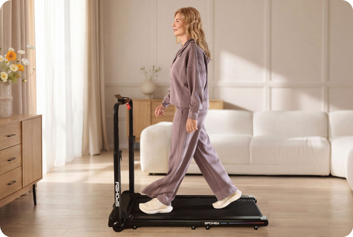 Bieżnia elektryczna SPOKEY Dash+ 932W 6 km/h, komfort, ruch, relaks, zdrowie, Kobieta w ćwiczeniach na bieżni Spokey w salonie