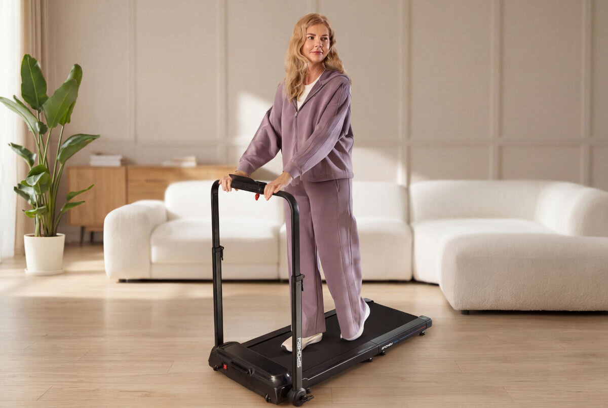 Bieżnia elektryczna SPOKEY Dash+ 932W 6 km/h, przerwa, wznowienie, praktyczność, kontynuacja, Kobieta w ćwiczeniach na bieżni Spokey w salonie