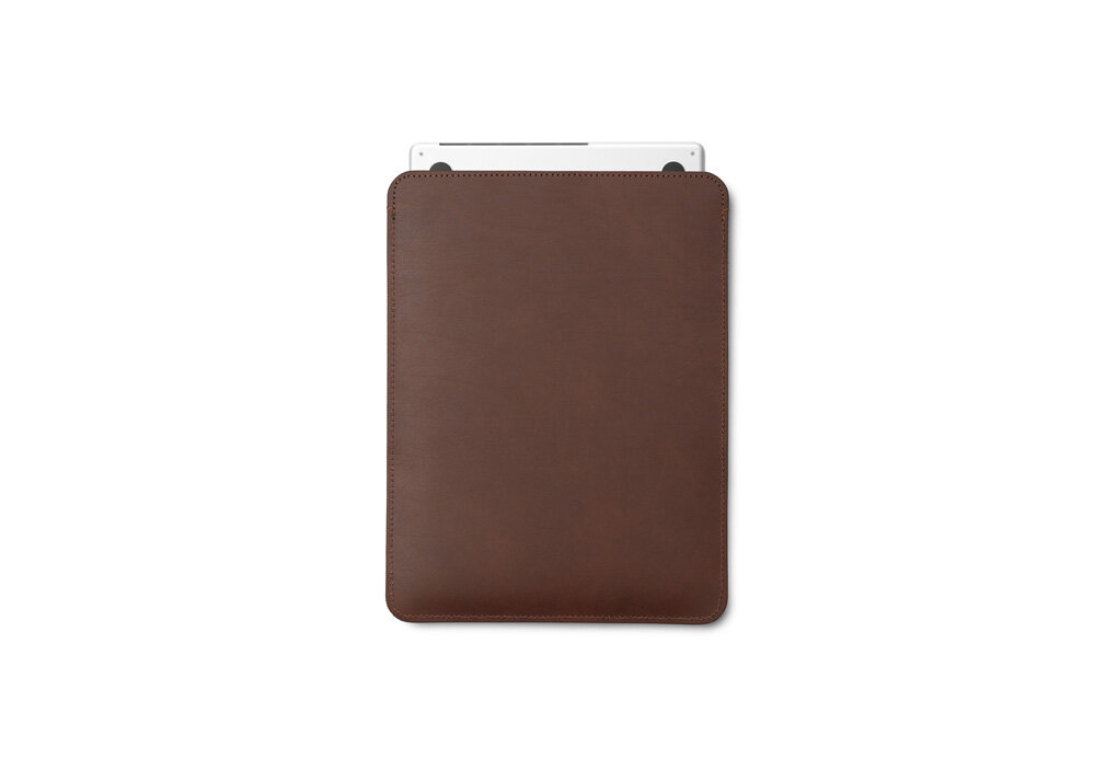 Etui na laptopa BALTAN Sleeve do Apple MacBook Air M4 13.6 cali Ciemnobrązowy skóra naturalna wytrzymałość ochrona Brązowe skórzane etui na laptopa widziane z przodu, z laptopem częściowo wysuniętym u góry na białym tle.


