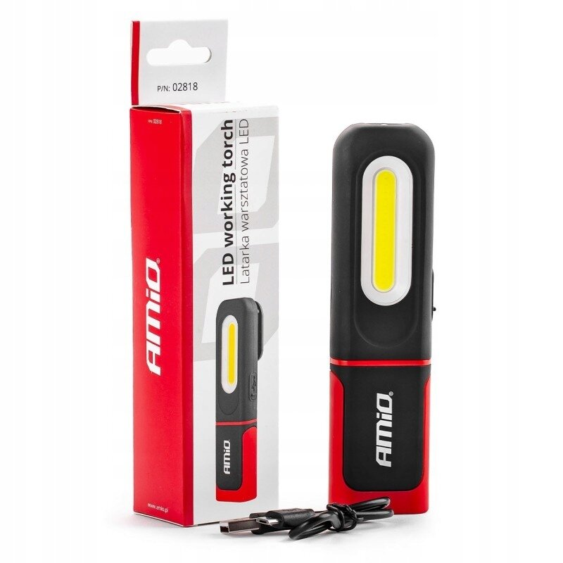 Na obrazie widoczna jest lampa latarka inspekcyjna z logo AMiO, obok której znajduje się opakowanie z napisem \'LED working torch Latarka warsztatowa LED\'. Przedmiot jest czarno-czerwony, a na dole leży kabel USB.
