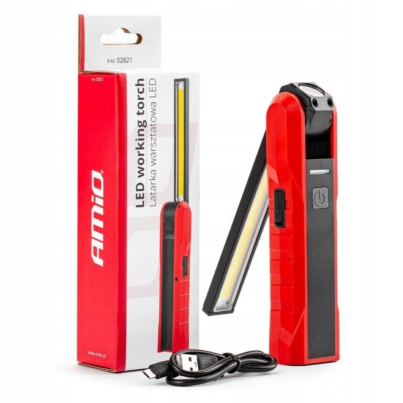 Na obrazie znajduje się czerwona latarka warsztatowa LED z czarnymi elementami oraz opakowanie z napisem \'AMiO LED working torch Latarka warsztatowa LED\'. Obok leży czarny kabel USB.
