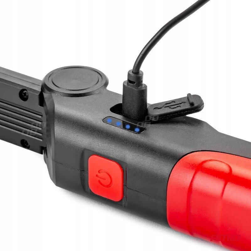 Zbliżenie na czarną latarkę inspekcyjną z czerwonym przyciskiem zasilania i podłączonym kablem USB. Obok przycisku znajdują się cztery niebieskie diody LED wskazujące poziom naładowania.