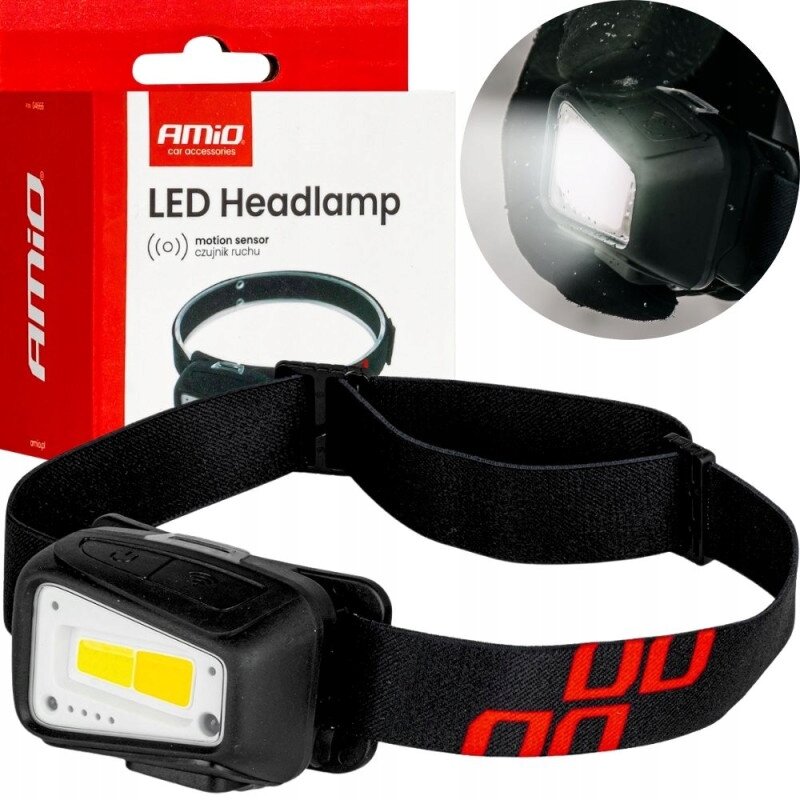 Na obrazie widoczna jest czarna latarka czołowa z elastycznym paskiem oraz opakowanie z napisem \'AMiO LED Headlamp motion sensor czujnik ruchu\'. W prawym górnym rogu znajduje się zbliżenie świecącej latarki.