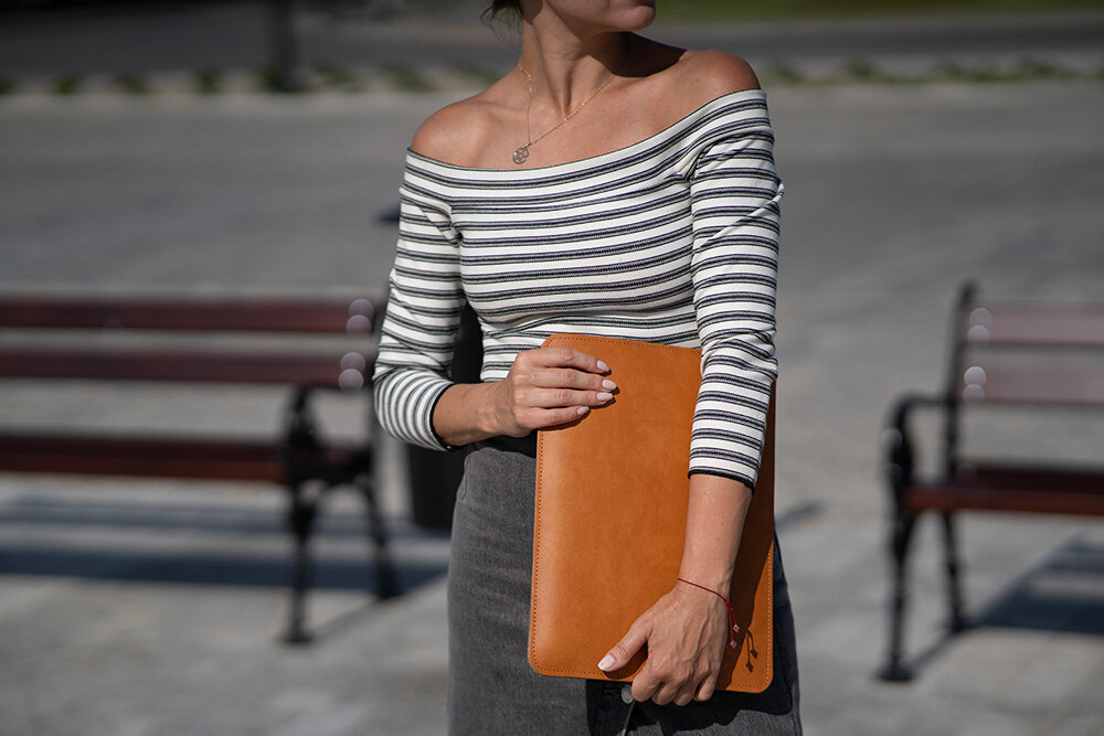 Etui na laptopa BALTAN Sleeve do Apple MacBook Air M4 13.6 cali Jasnobrązowy 2w1 podkładka na mysz funkcjonalność Jasnobrązowe skórzane etui na laptopa widziane od boku, sfotografowane na białym tle.


