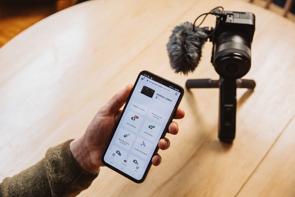 Aparat CANON EOS R50 V połączony ze smartfonem   