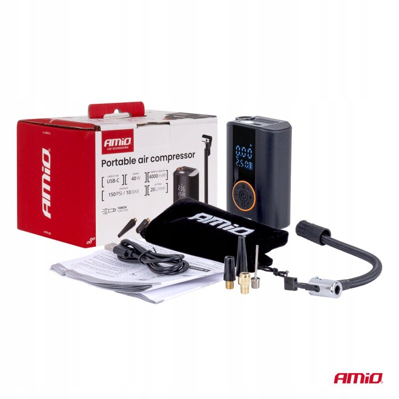 Na obrazie znajduje się zestaw kompresora samochodowego AMiO, w skład którego wchodzi urządzenie z wyświetlaczem, różne końcówki, kabel USB-C, instrukcja oraz czarne etui z logo AMiO. W tle widoczne jest opakowanie z napisem \'Portable air compressor\' oraz specyfikacjami technicznymi.