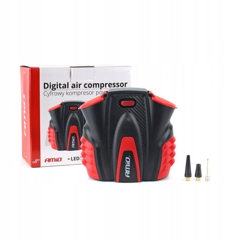 Na zdjęciu widoczny jest czarno-czerwony kompresor z logo \'AMiO\' oraz jego opakowanie z napisem \'Digital air compressor Cyfrowy kompresor powietrza\'. Obok znajdują się trzy różne końcówki do pompowania.