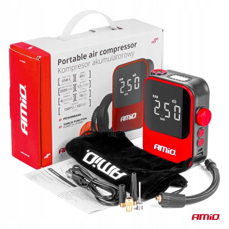 Na obrazie znajduje się przenośny kompresor akumulatorowy AMiO z wyświetlaczem pokazującym \'2.50 BAR\', obok pudełka z napisem \'Portable air compressor Kompresor akumulatorowy\'. W zestawie widoczne są akcesoria, takie jak kabel USB-C, różne końcówki oraz czarna torba z logo AMiO.
