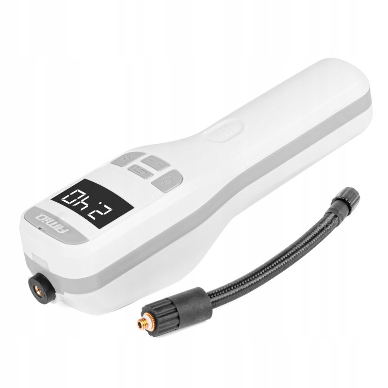 Biała pompka elektryczna z wyświetlaczem cyfrowym pokazującym \'0.2\' oraz przyciskami funkcyjnymi. Obok znajduje się czarny wąż z mosiężnym złączem.