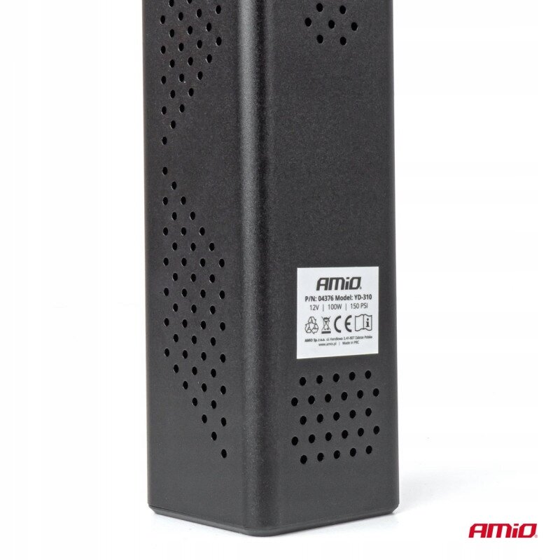 Czarny kompresor z perforacjami na obudowie, z widoczną etykietą zawierającą tekst: \'AMiO P/N: 04376 Model: YD-310 12V | 100W | 150 PSI\'. W prawym dolnym rogu znajduje się logo \'AMiO\'.