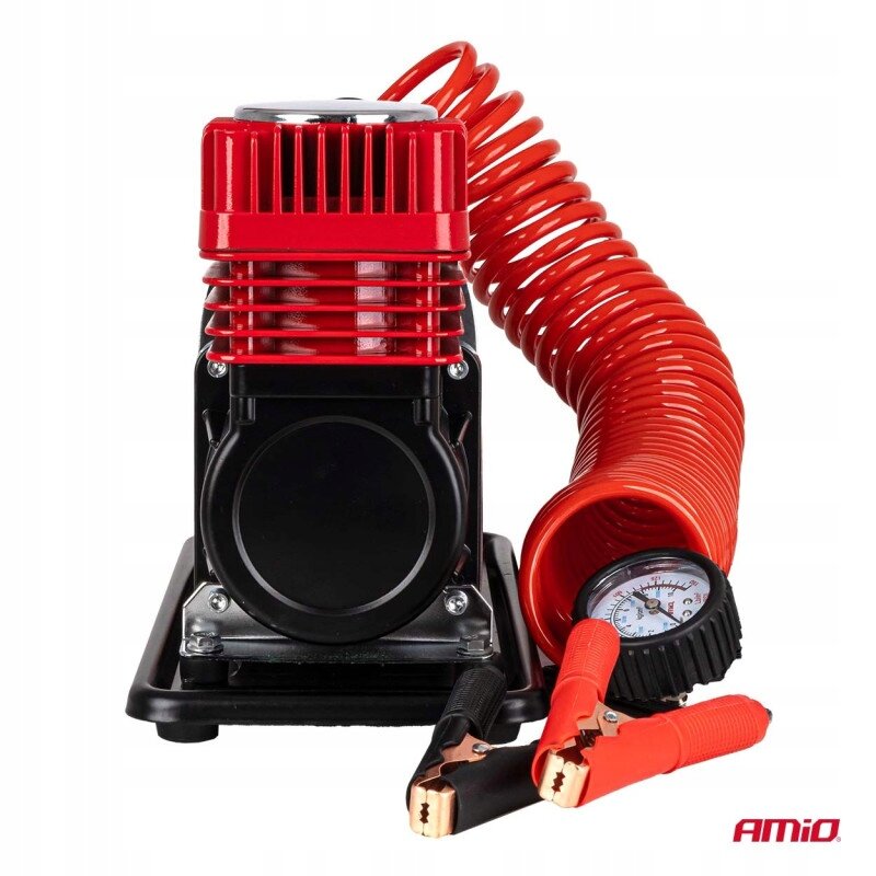 Na obrazie widoczny jest czerwony kompresor samochodowy z wężem spiralnym i manometrem. W prawym dolnym rogu znajduje się logo \'AMiO\'.