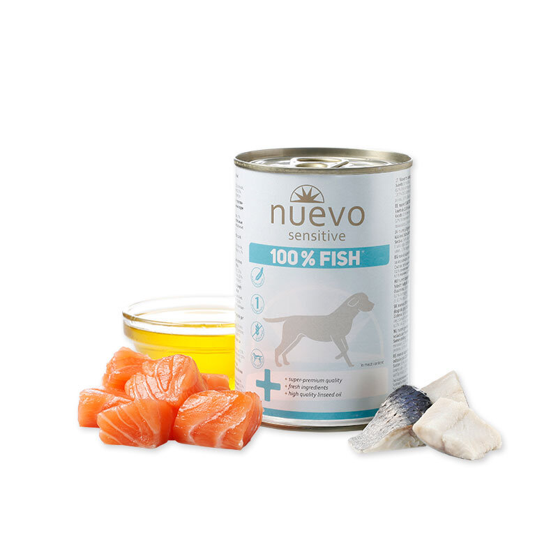 Puszka mokrej karmy dla psa marki Nuevo Sensitive z napisem \'100% FISH\', obok której znajdują się kawałki surowej ryby i miseczka z olejem.