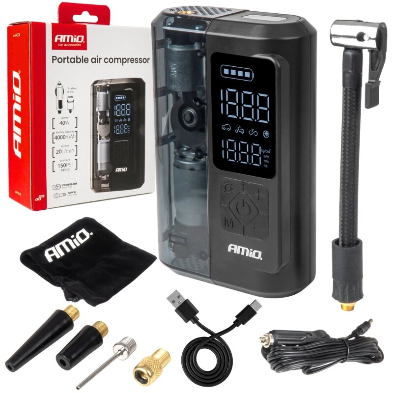 Na obrazie widoczna jest czarna pompka elektryczna z wyświetlaczem cyfrowym oraz zestaw akcesoriów, w tym różne końcówki, kabel USB i pokrowiec z logo \'AMiO\'. W tle znajduje się opakowanie z napisem \'Portable air compressor\'.