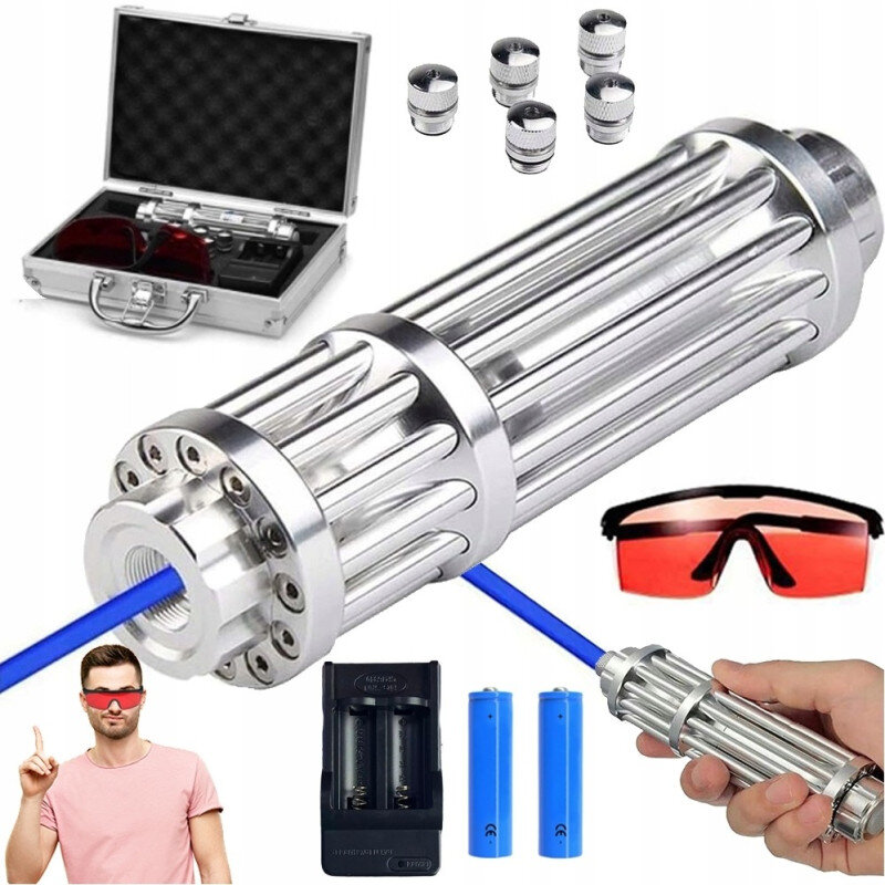 Na obrazie widoczny jest metalowy wskaźnik laserowy emitujący niebieską wiązkę, zestaw soczewek, okulary ochronne, ładowarka oraz dwie niebieskie baterie. W tle znajduje się otwarta walizka z miejscem na akcesoria.