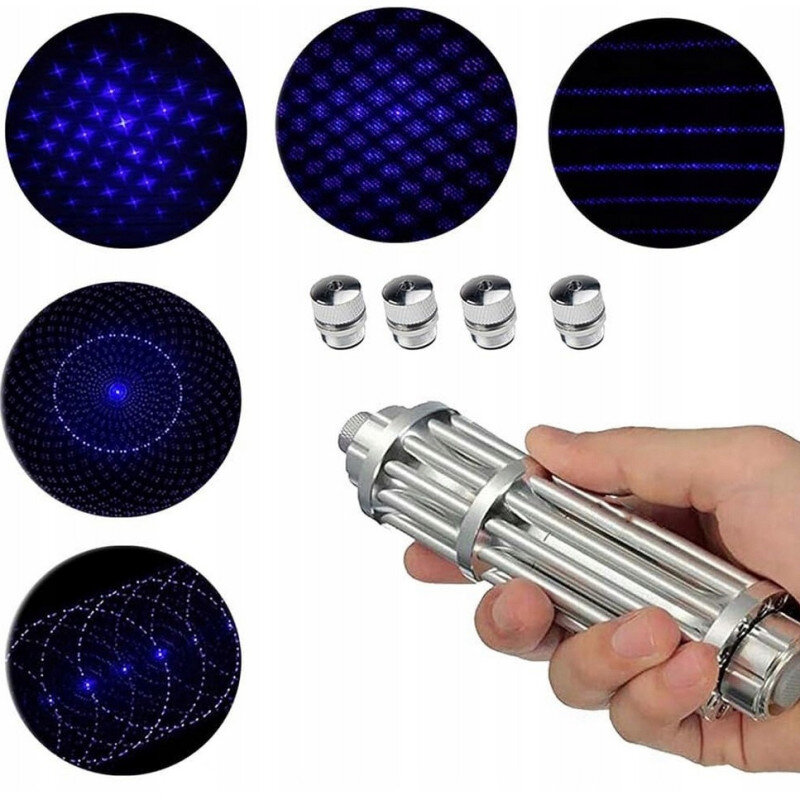 Obraz przedstawia rękę trzymającą metalowy wskaźnik laserowy oraz cztery wymienne końcówki. W tle widoczne są cztery wzory świetlne w kolorze niebieskim, tworzone przez laser.