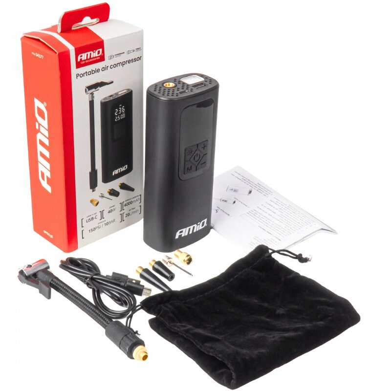 Na obrazie znajduje się czarna pompka elektryczna z logo \'Amio\', obok której leży zestaw akcesoriów, w tym kabel USB, różne końcówki oraz czarny woreczek. W tle widoczne jest opakowanie z napisem \'Portable air compressor\'.