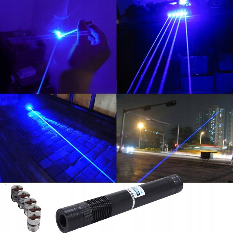 Obraz przedstawia niebieski wskaźnik laserowy emitujący intensywne, niebieskie wiązki światła w różnych sceneriach. Na dole widoczny jest czarny wskaźnik laserowy oraz kilka metalowych nakładek.