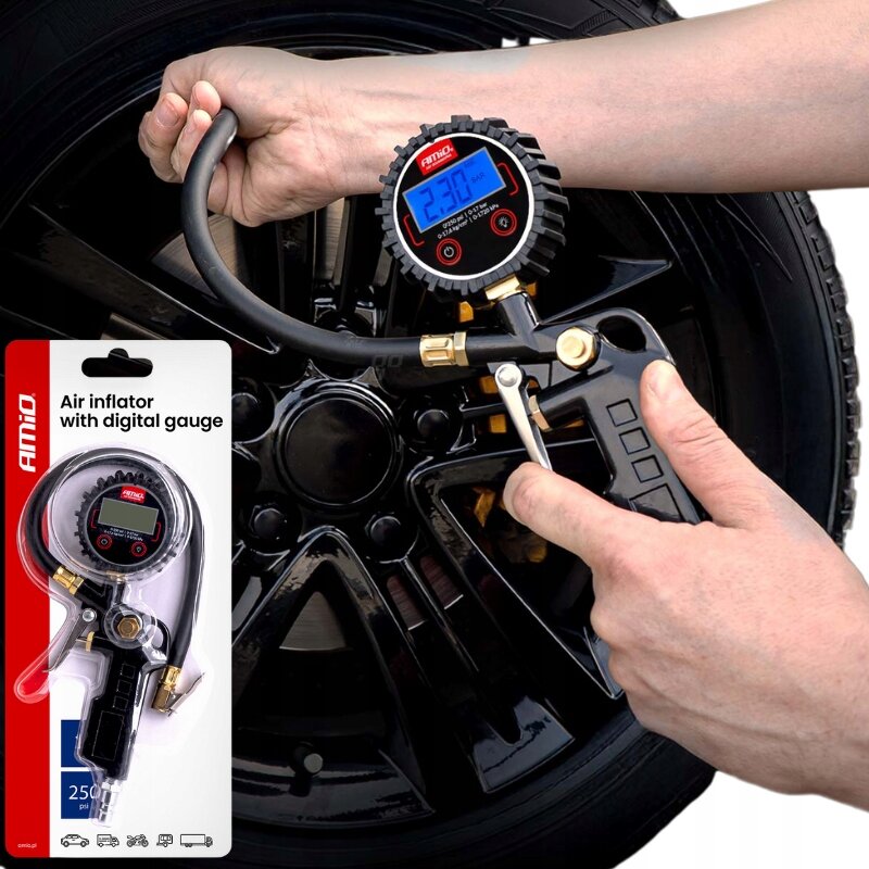 Osoba używa pistoletu do pompowania kół z cyfrowym manometrem, który pokazuje wartość 2.30. Obok znajduje się opakowanie produktu z napisem \'Air inflator with digital gauge\' i logo \'Amio\'.