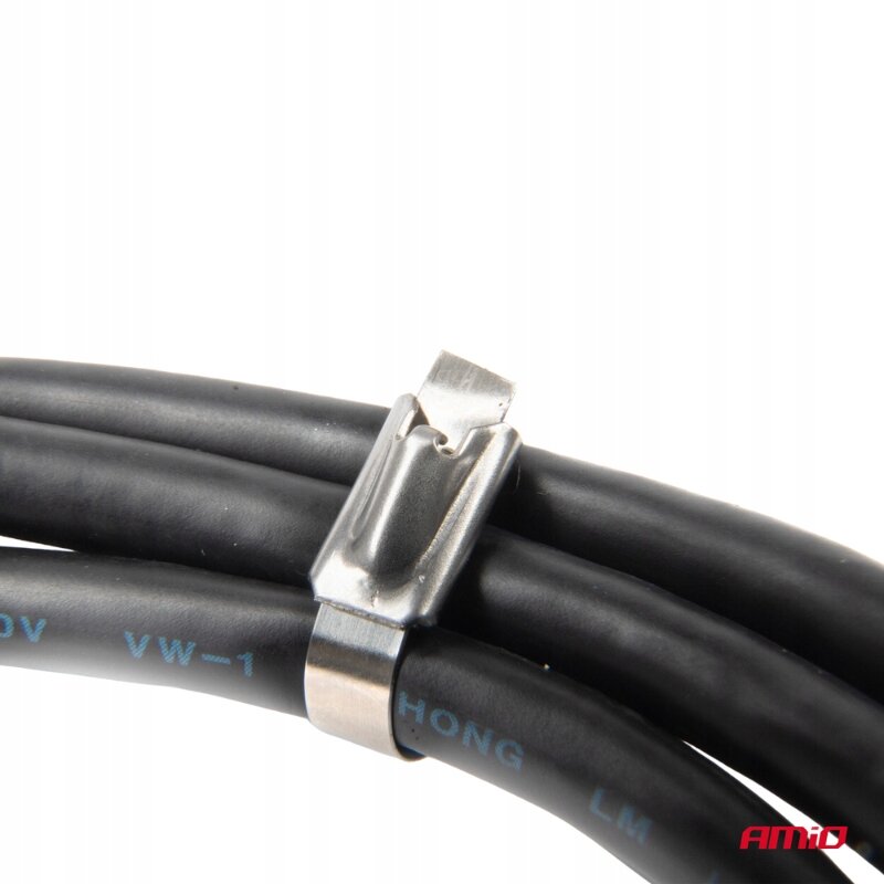 Na zdjęciu widoczny jest czarny kabel z metalową opaską zaciskową. W prawym dolnym rogu znajduje się logo AMiO.